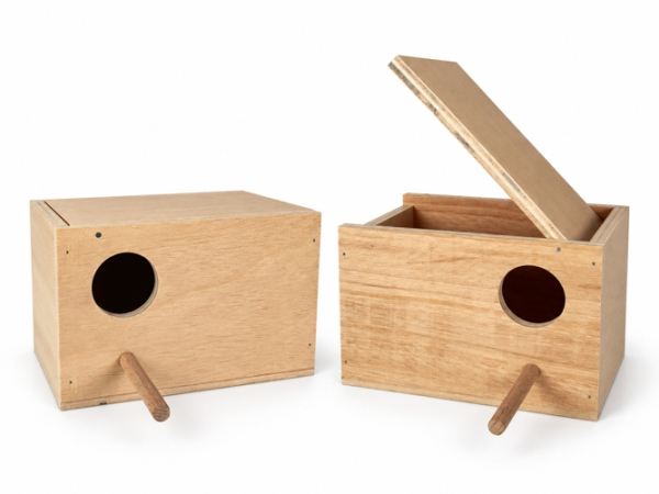 Zwei Exotennistkästen Quer aus Holz nebeneinander, einer mit Loch links und einer mit Loch rechts, jeweils mit Anflugstange
